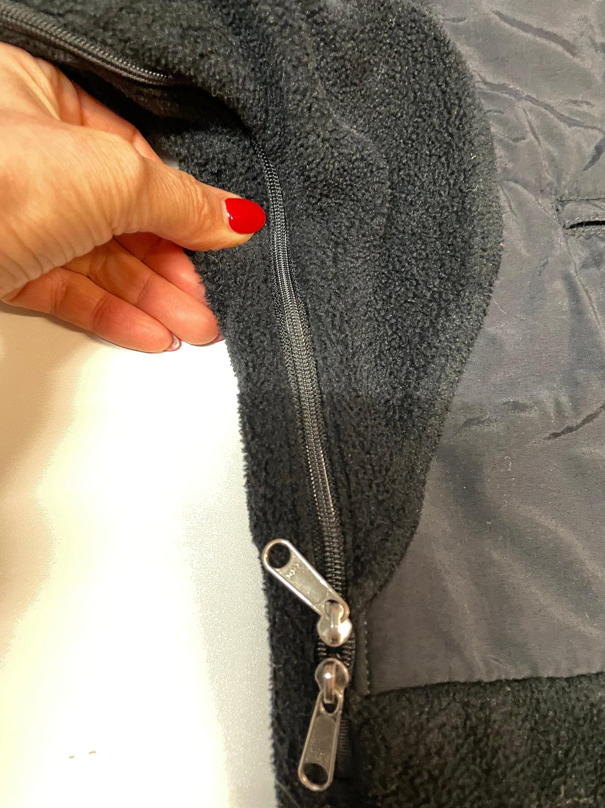 Entdecke unsere Vintage Track Pants von Nike und anderen Marken, erhältlich bei Valuxery.de - Dein Shop für trendige Vintage - Kleidung. Unsere Track Pants sind aus hochwertigen Materialien und