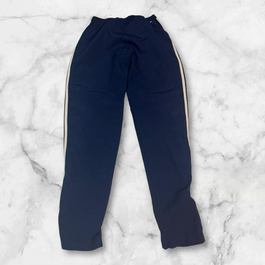 Entdecke unsere Vintage Track Pants von Nike und anderen Marken, erhältlich bei Valuxery.de - Dein Shop für trendige Vintage - Kleidung. Unsere Track Pants sind aus hochwertigen Materialien und