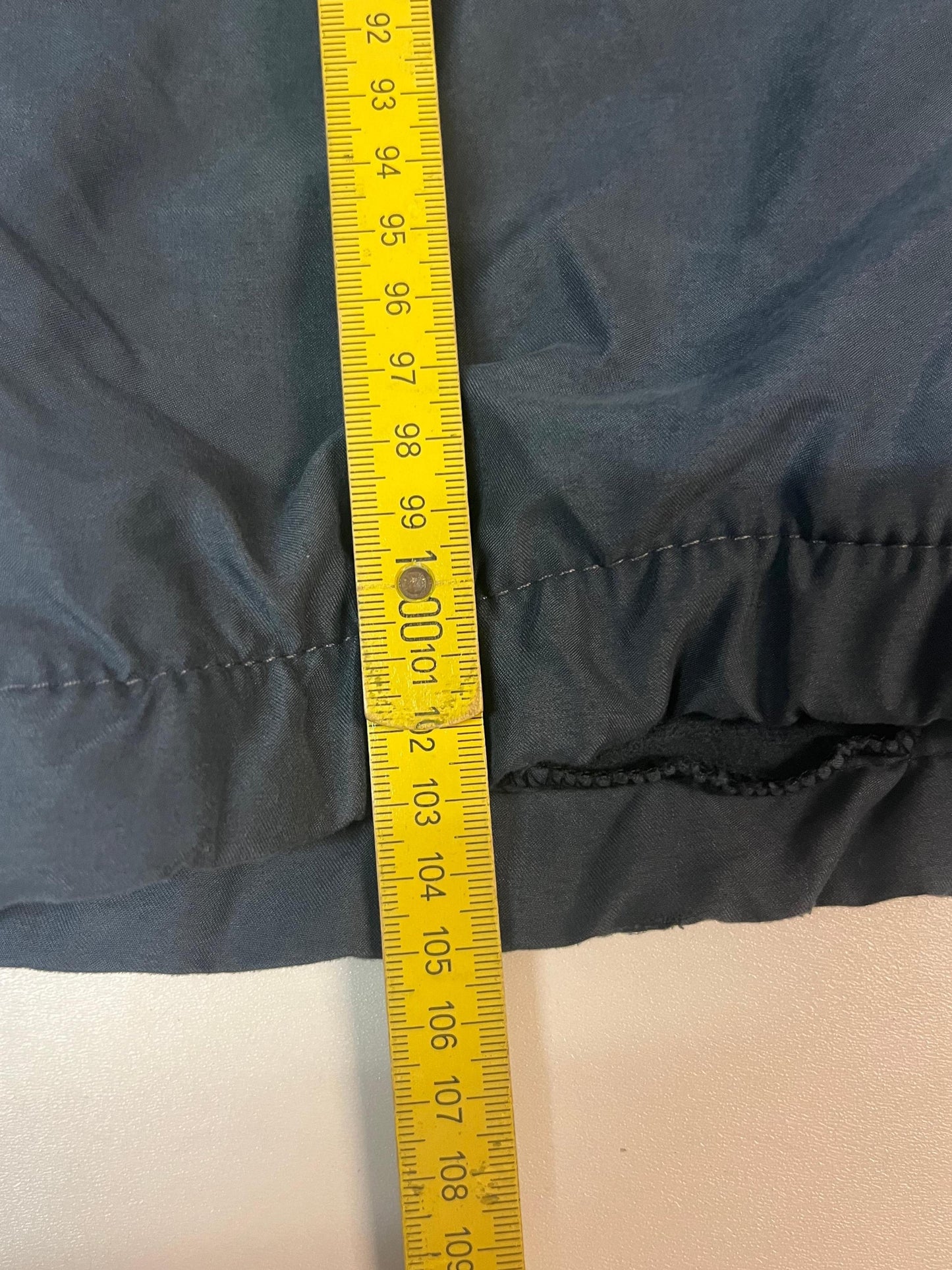 Entdecke unsere Vintage Track Pants von Nike und anderen Marken, erhältlich bei Valuxery.de - Dein Shop für trendige Vintage - Kleidung. Unsere Track Pants sind aus hochwertigen Materialien und