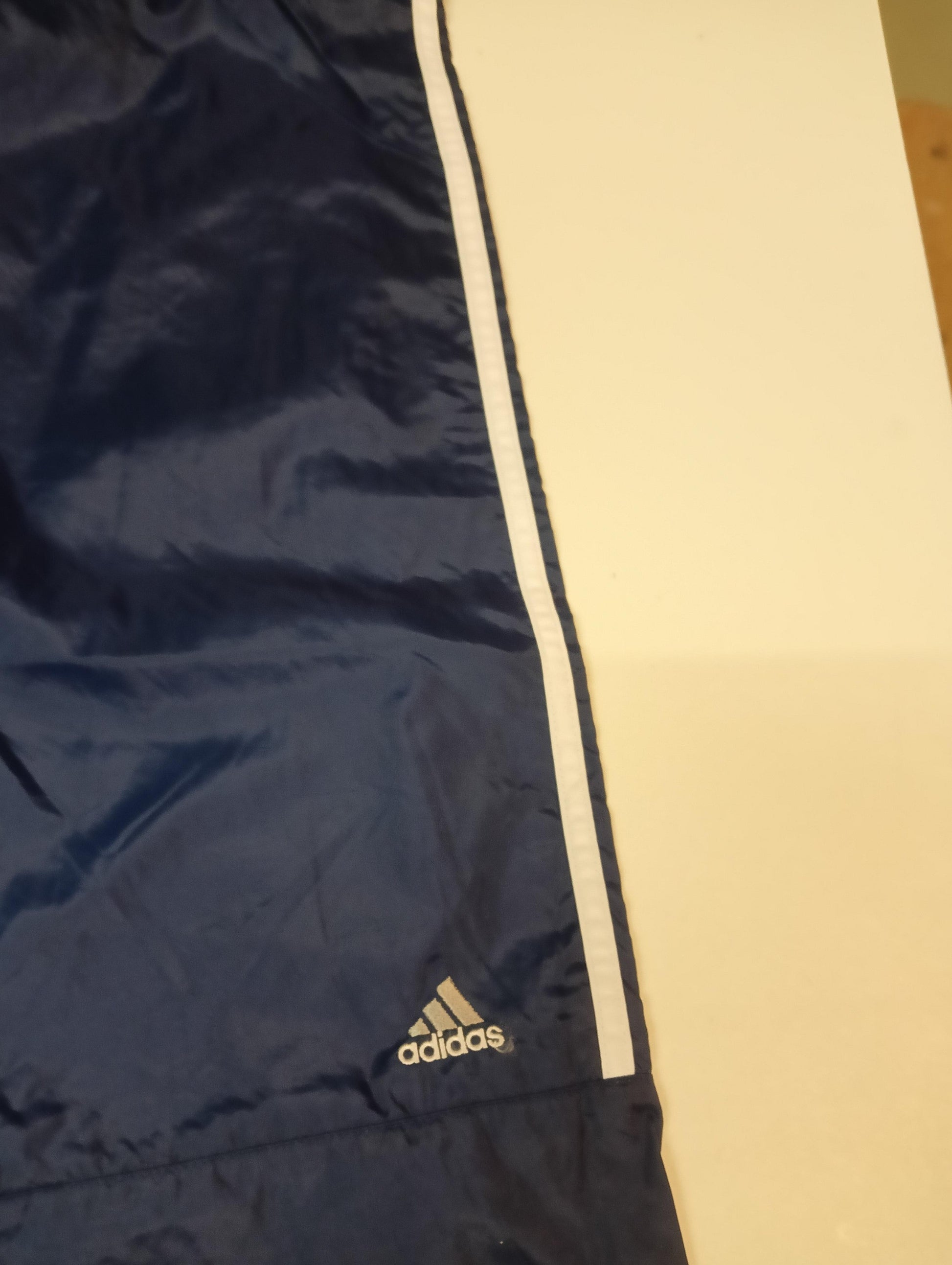Entdecke unsere Vintage Track Pants von Nike und anderen Marken, erhältlich bei Valuxery.de - Dein Shop für trendige Vintage - Kleidung. Unsere Track Pants sind aus hochwertigen Materialien und