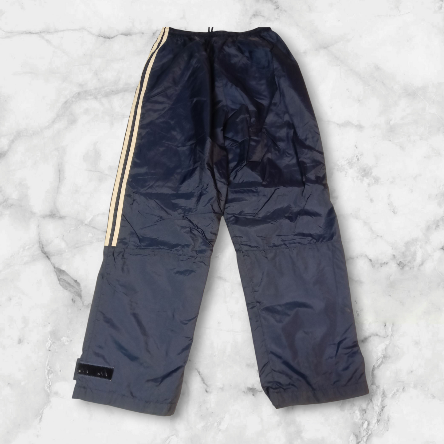 Entdecke unsere Vintage Track Pants von Nike und anderen Marken, erhältlich bei Valuxery.de - Dein Shop für trendige Vintage - Kleidung. Unsere Track Pants sind aus hochwertigen Materialien und