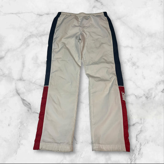 Entdecke unsere Vintage Track Pants von Nike und anderen Marken, erhältlich bei Valuxery.de - Dein Shop für trendige Vintage - Kleidung. Unsere Track Pants sind aus hochwertigen Materialien und