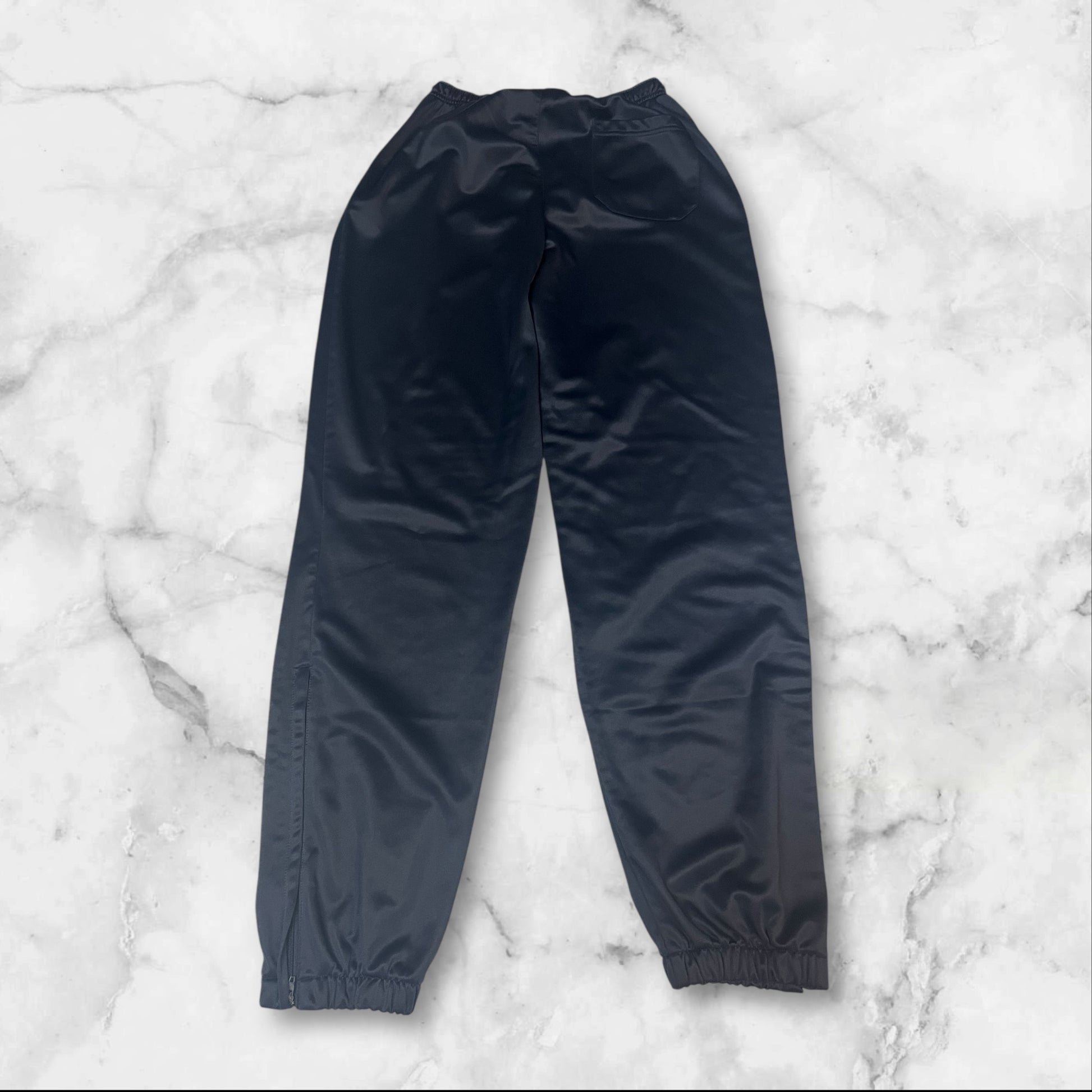 Entdecke unsere Vintage Track Pants von Nike und anderen Marken, erhältlich bei Valuxery.de - Dein Shop für trendige Vintage - Kleidung. Unsere Track Pants sind aus hochwertigen Materialien und