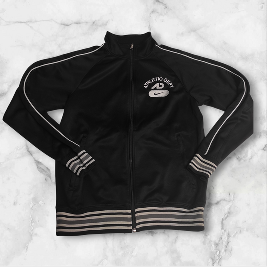 Entdecke unsere Vintage Track Pants von Nike und anderen Marken, erhältlich bei Valuxery.de - Dein Shop für trendige Vintage - Kleidung. Unsere Track Pants sind aus hochwertigen Materialien und