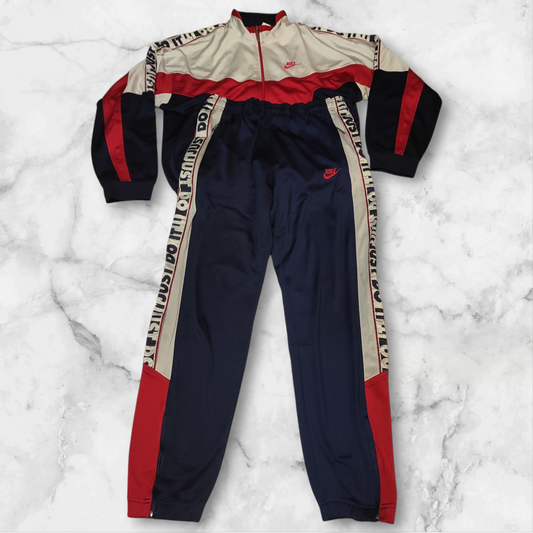 Entdecke unsere Vintage Track Pants von Nike und anderen Marken, erhältlich bei Valuxery.de - Dein Shop für trendige Vintage - Kleidung. Unsere Track Pants sind aus hochwertigen Materialien und