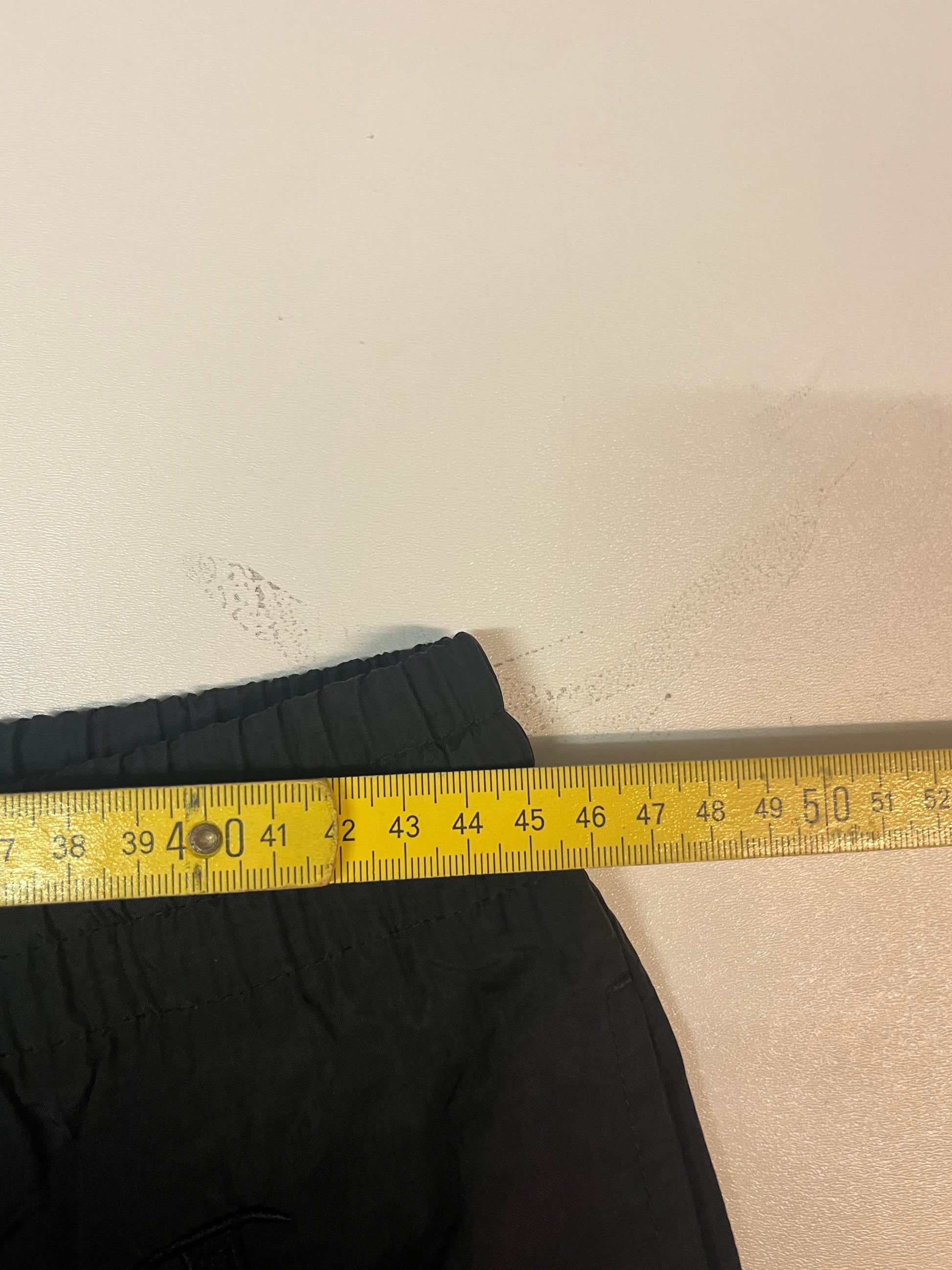 Entdecke unsere Vintage Track Pants von Nike und anderen Marken, erhältlich bei Valuxery.de - Dein Shop für trendige Vintage - Kleidung. Unsere Track Pants sind aus hochwertigen Materialien und