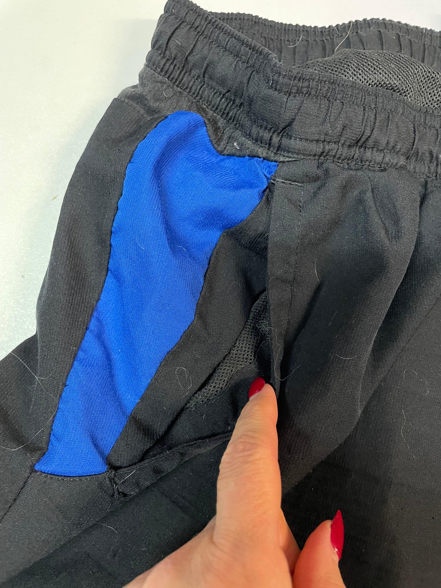 Entdecke unsere Vintage Track Pants von Nike und anderen Marken, erhältlich bei Valuxery.de - Dein Shop für trendige Vintage - Kleidung. Unsere Track Pants sind aus hochwertigen Materialien und