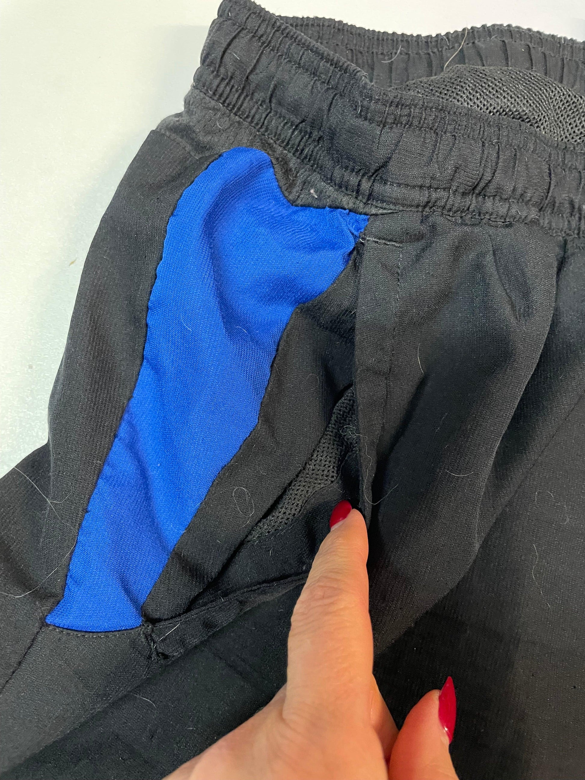 Entdecke unsere Vintage Track Pants von Nike und anderen Marken, erhältlich bei Valuxery.de - Dein Shop für trendige Vintage - Kleidung. Unsere Track Pants sind aus hochwertigen Materialien und