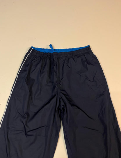 Entdecke unsere Vintage Track Pants von Nike und anderen Marken, erhältlich bei Valuxery.de - Dein Shop für trendige Vintage - Kleidung. Unsere Track Pants sind aus hochwertigen Materialien und