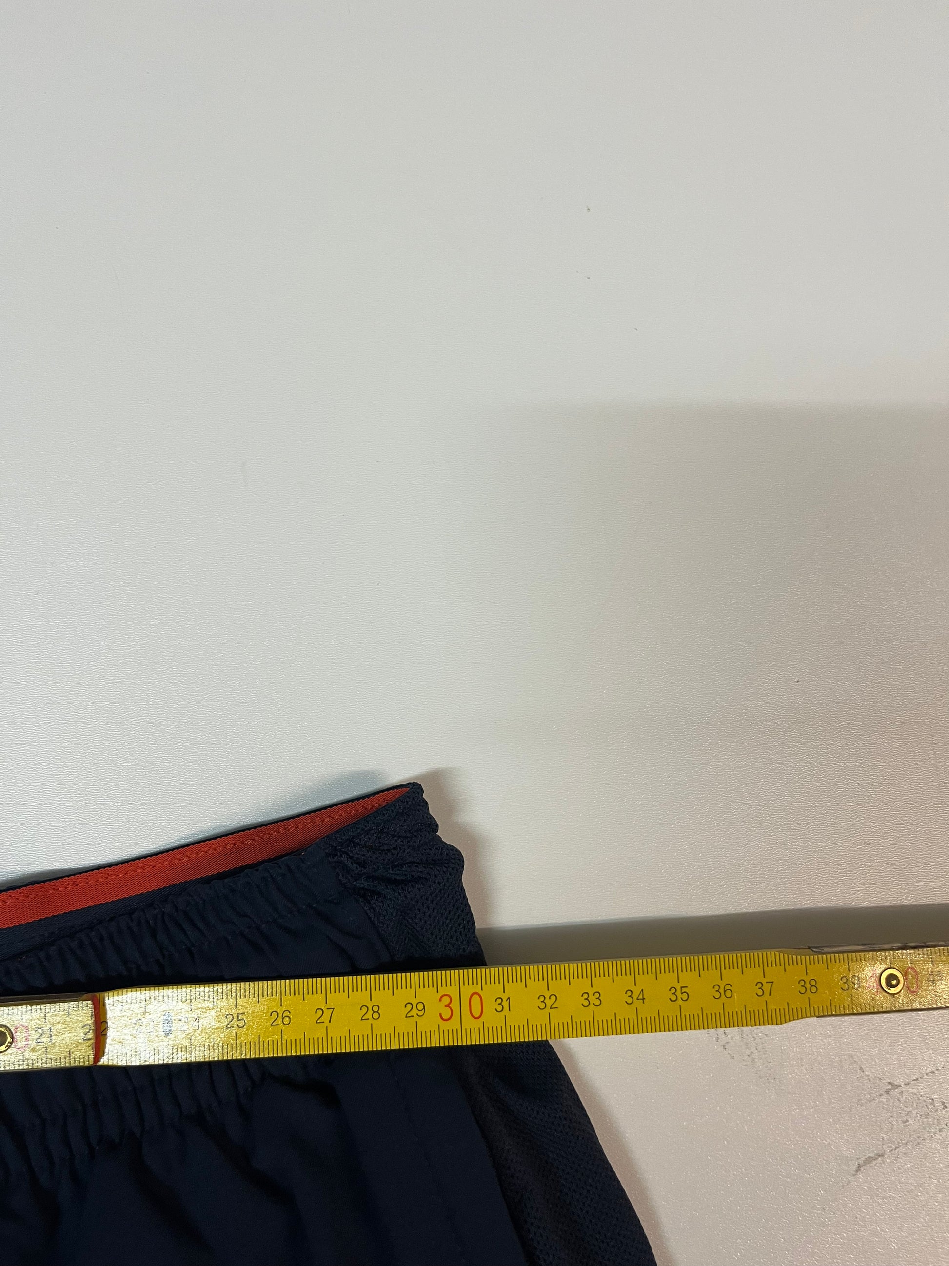 Entdecke unsere Vintage Track Pants von Nike und anderen Marken, erhältlich bei Valuxery.de - Dein Shop für trendige Vintage - Kleidung. Unsere Track Pants sind aus hochwertigen Materialien und