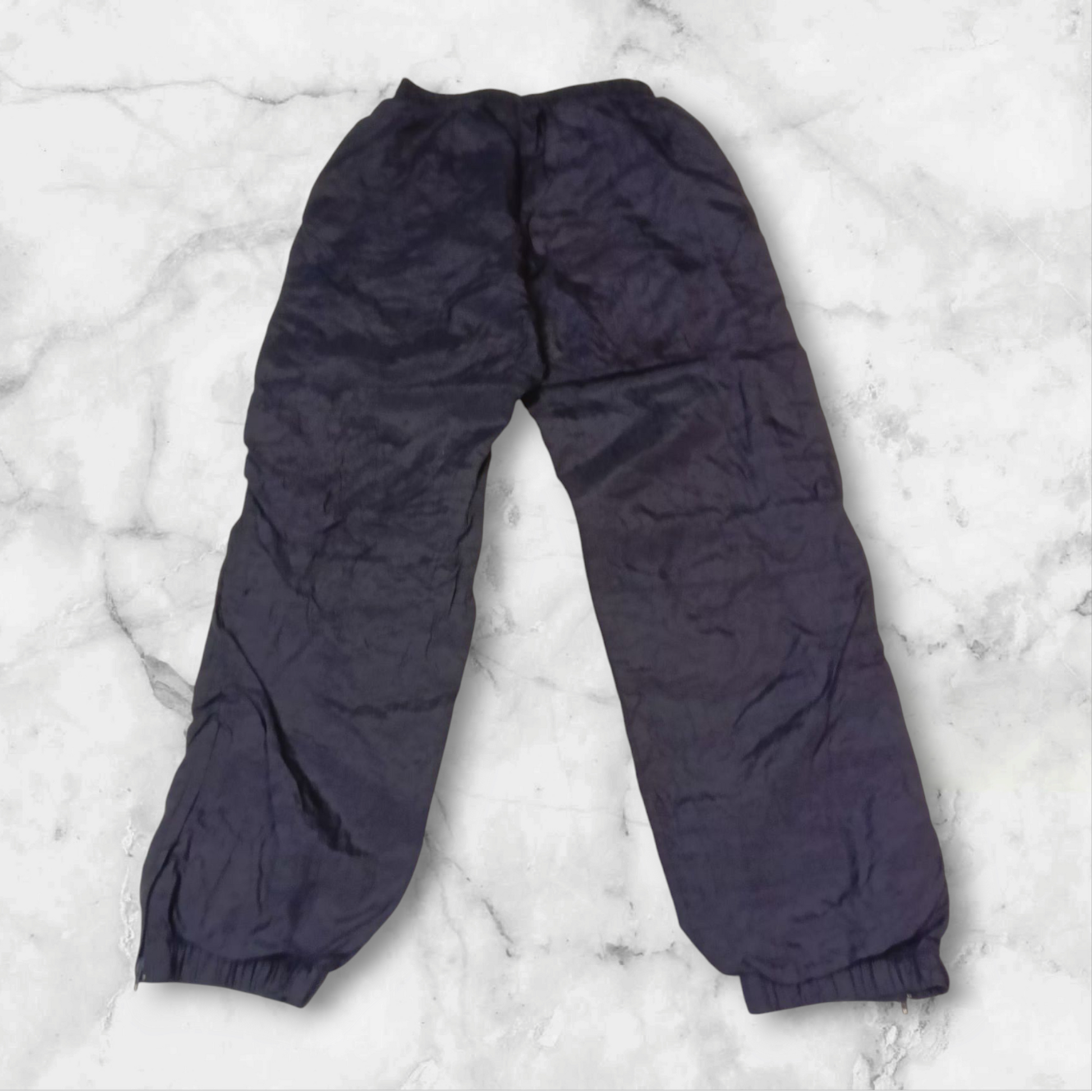 Entdecke unsere Vintage Track Pants von Nike und anderen Marken, erhältlich bei Valuxery.de - Dein Shop für trendige Vintage - Kleidung. Unsere Track Pants sind aus hochwertigen Materialien und