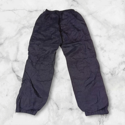 Entdecke unsere Vintage Track Pants von Nike und anderen Marken, erhältlich bei Valuxery.de - Dein Shop für trendige Vintage - Kleidung. Unsere Track Pants sind aus hochwertigen Materialien und