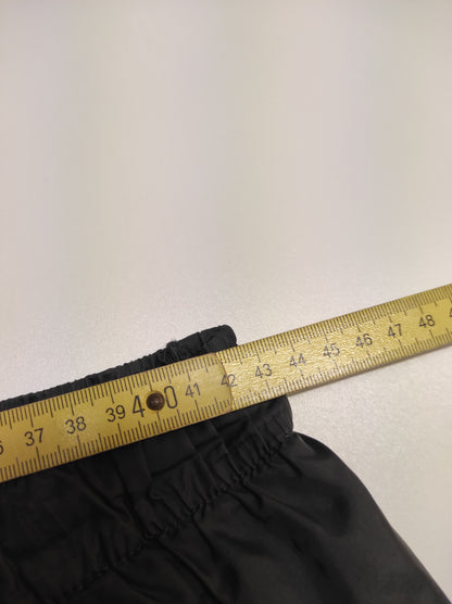 Entdecke unsere Vintage Track Pants von Nike und anderen Marken, erhältlich bei Valuxery.de - Dein Shop für trendige Vintage - Kleidung. Unsere Track Pants sind aus hochwertigen Materialien und