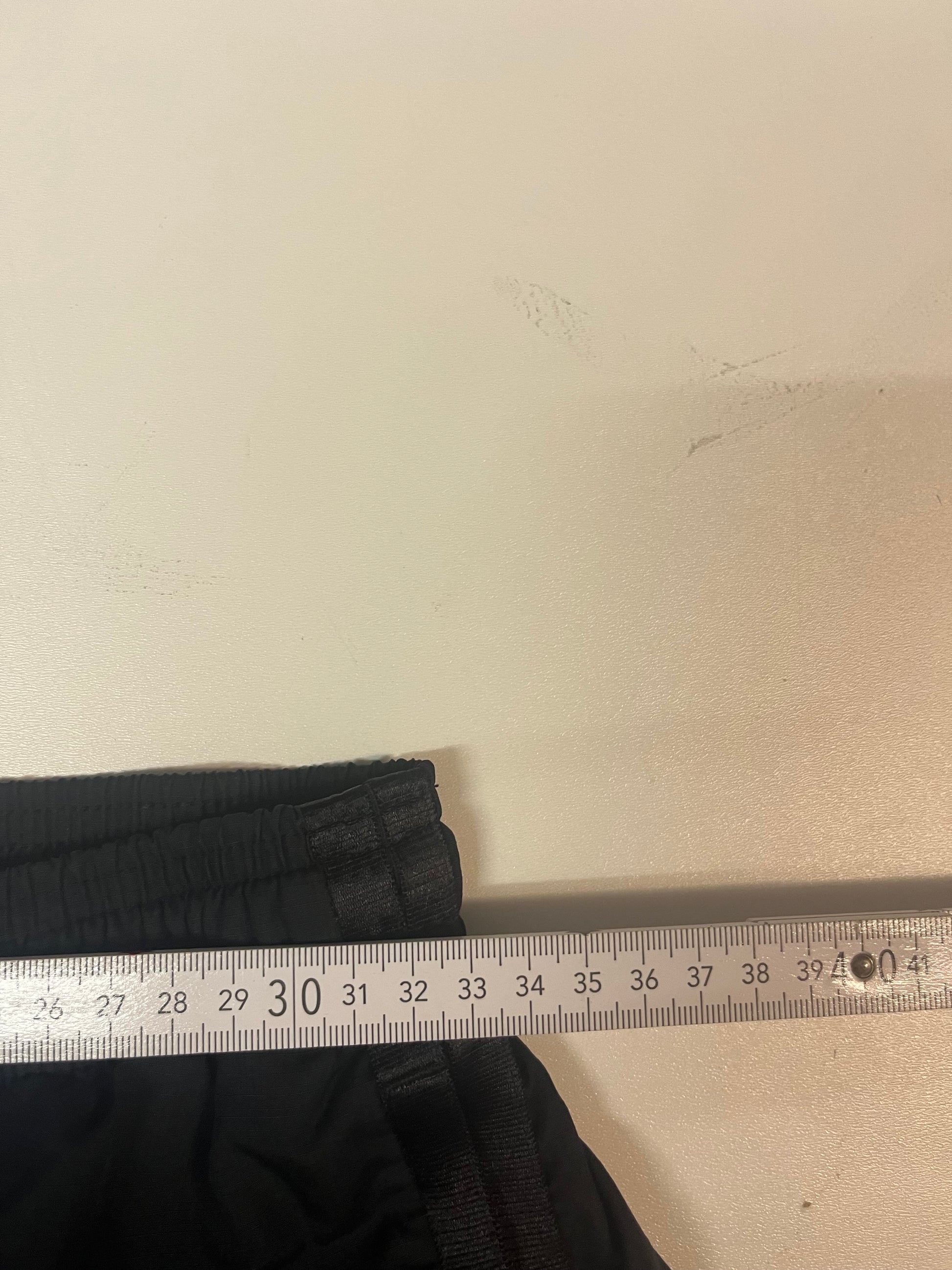 Entdecke unsere Vintage Track Pants von Nike und anderen Marken, erhältlich bei Valuxery.de - Dein Shop für trendige Vintage - Kleidung. Unsere Track Pants sind aus hochwertigen Materialien und