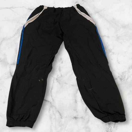 Entdecke unsere Vintage Track Pants von Nike und anderen Marken, erhältlich bei Valuxery.de - Dein Shop für trendige Vintage - Kleidung. Unsere Track Pants sind aus hochwertigen Materialien und