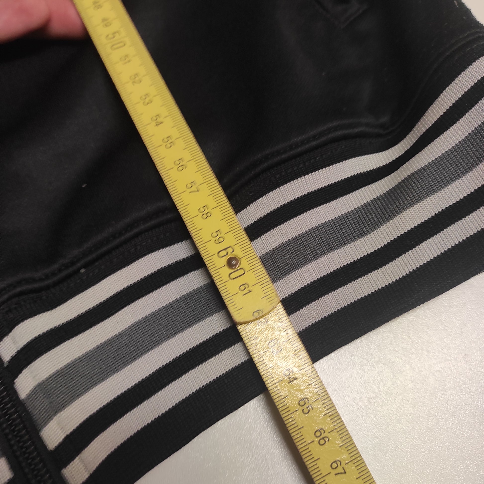 Entdecke unsere Vintage Track Pants von Nike und anderen Marken, erhältlich bei Valuxery.de - Dein Shop für trendige Vintage - Kleidung. Unsere Track Pants sind aus hochwertigen Materialien und