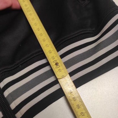 Entdecke unsere Vintage Track Pants von Nike und anderen Marken, erhältlich bei Valuxery.de - Dein Shop für trendige Vintage - Kleidung. Unsere Track Pants sind aus hochwertigen Materialien und