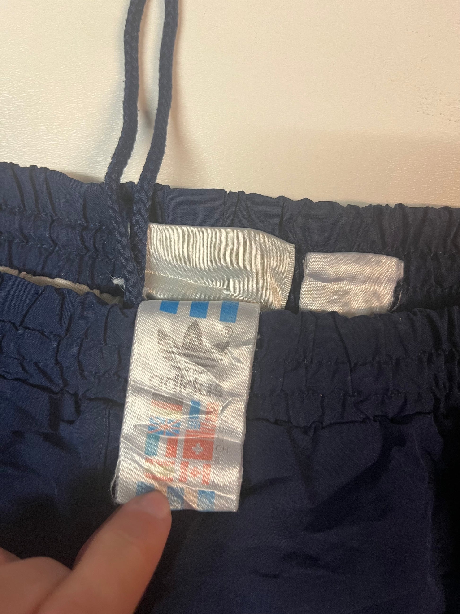 Entdecke unsere Vintage Track Pants von Nike und anderen Marken, erhältlich bei Valuxery.de - Dein Shop für trendige Vintage - Kleidung. Unsere Track Pants sind aus hochwertigen Materialien und