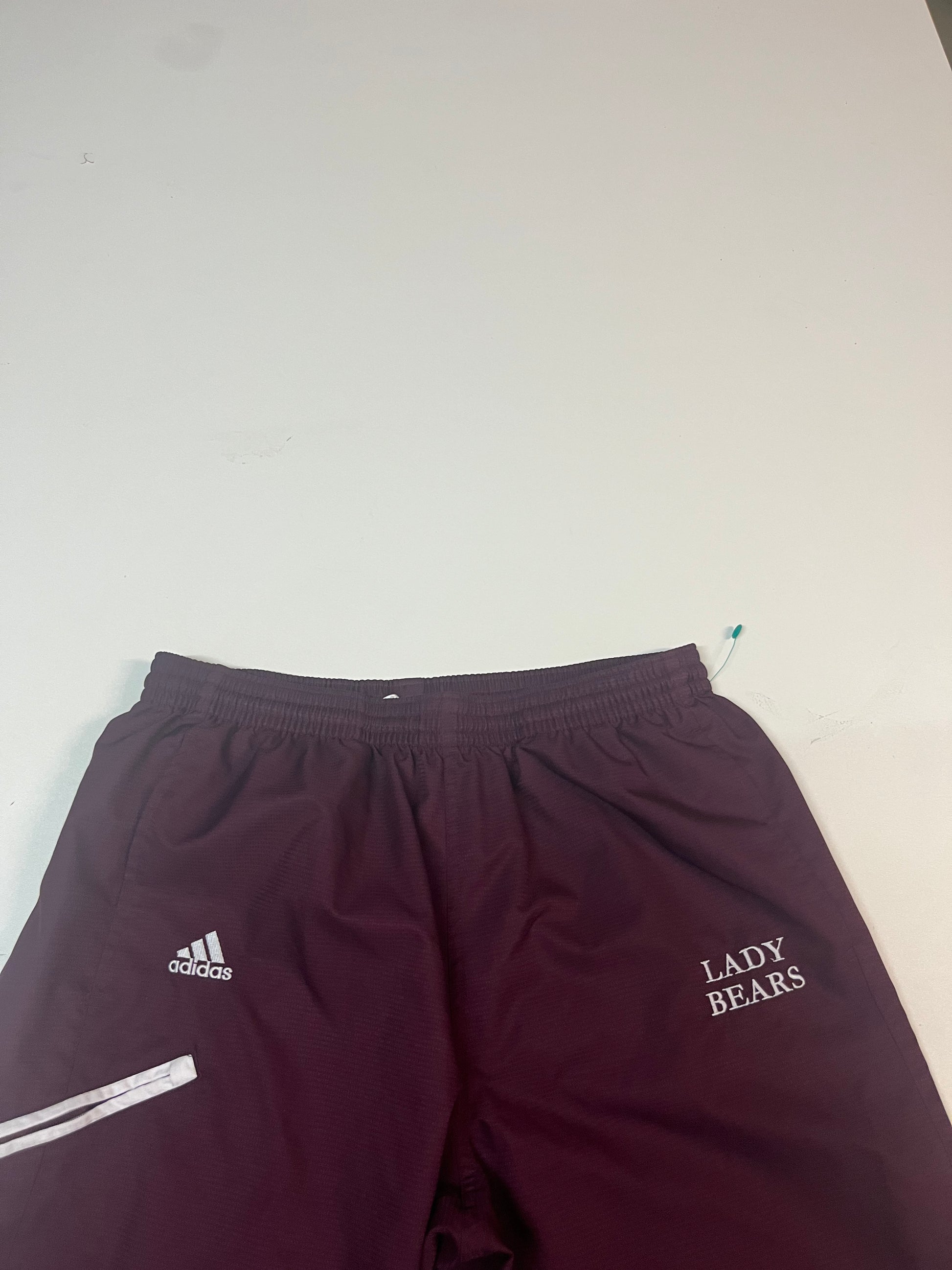 Entdecke unsere Vintage Track Pants von Nike und anderen Marken, erhältlich bei Valuxery.de - Dein Shop für trendige Vintage - Kleidung. Unsere Track Pants sind aus hochwertigen Materialien und