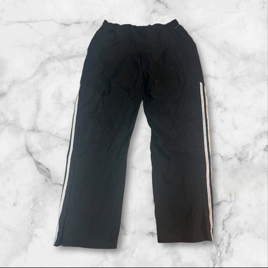 Entdecke unsere Vintage Track Pants von Nike und anderen Marken, erhältlich bei Valuxery.de - Dein Shop für trendige Vintage - Kleidung. Unsere Track Pants sind aus hochwertigen Materialien und