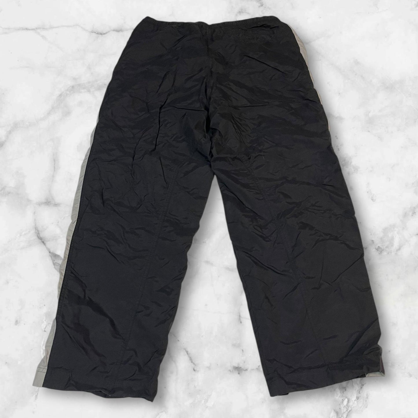 Entdecke unsere Vintage Track Pants von Nike und anderen Marken, erhältlich bei Valuxery.de - Dein Shop für trendige Vintage - Kleidung. Unsere Track Pants sind aus hochwertigen Materialien und