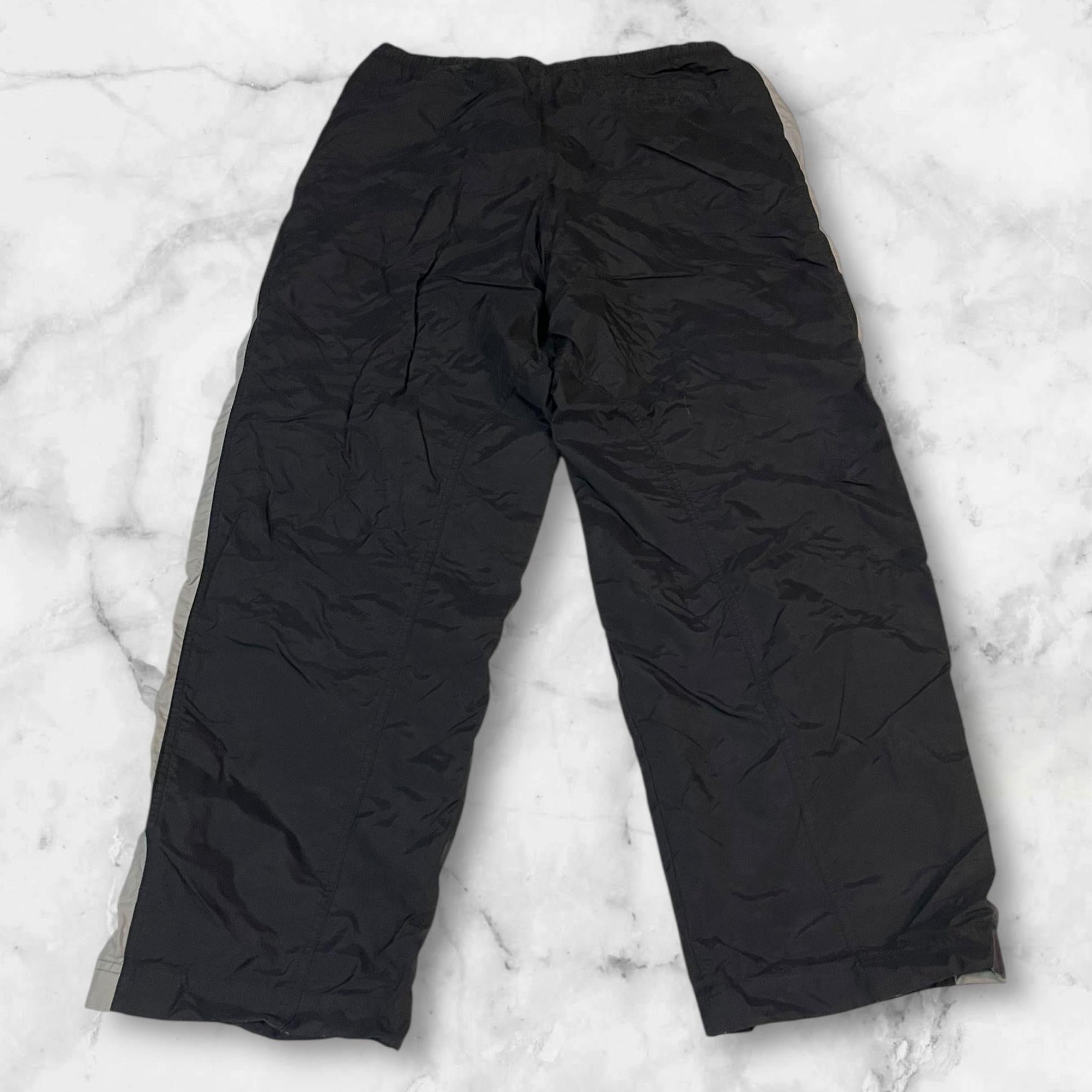 Entdecke unsere Vintage Track Pants von Nike und anderen Marken, erhältlich bei Valuxery.de - Dein Shop für trendige Vintage - Kleidung. Unsere Track Pants sind aus hochwertigen Materialien und