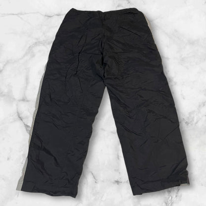 Entdecke unsere Vintage Track Pants von Nike und anderen Marken, erhältlich bei Valuxery.de - Dein Shop für trendige Vintage - Kleidung. Unsere Track Pants sind aus hochwertigen Materialien und