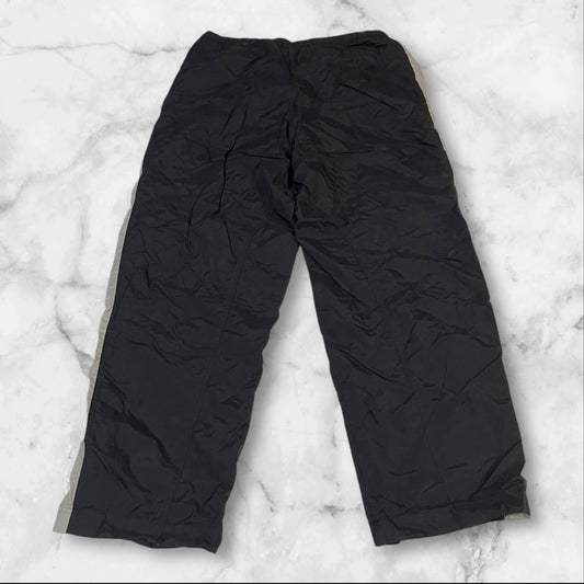 Entdecke unsere Vintage Track Pants von Nike und anderen Marken, erhältlich bei Valuxery.de - Dein Shop für trendige Vintage - Kleidung. Unsere Track Pants sind aus hochwertigen Materialien und