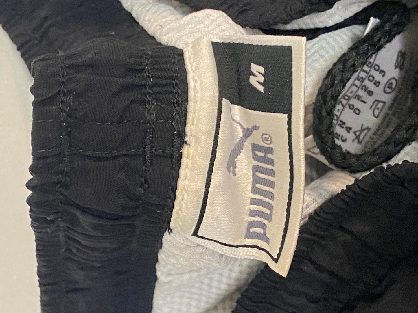 Entdecke unsere Vintage Track Pants von Nike und anderen Marken, erhältlich bei Valuxery.de - Dein Shop für trendige Vintage - Kleidung. Unsere Track Pants sind aus hochwertigen Materialien und