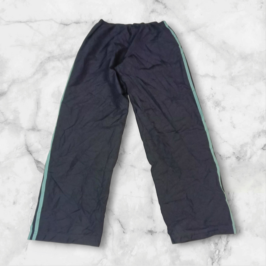 Entdecke unsere Vintage Track Pants von Nike und anderen Marken, erhältlich bei Valuxery.de - Dein Shop für trendige Vintage - Kleidung. Unsere Track Pants sind aus hochwertigen Materialien und