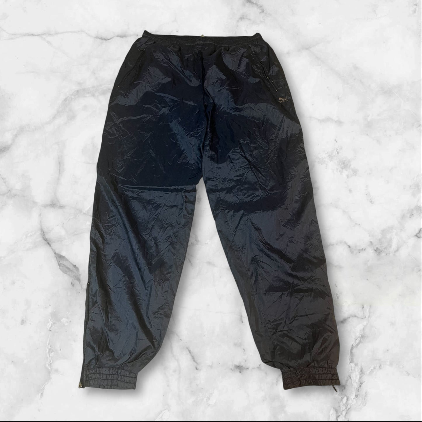 Entdecke unsere Vintage Track Pants von Nike und anderen Marken, erhältlich bei Valuxery.de - Dein Shop für trendige Vintage - Kleidung. Unsere Track Pants sind aus hochwertigen Materialien und