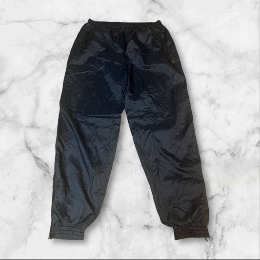 Entdecke unsere Vintage Track Pants von Nike und anderen Marken, erhältlich bei Valuxery.de - Dein Shop für trendige Vintage - Kleidung. Unsere Track Pants sind aus hochwertigen Materialien und