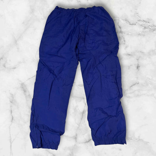 Entdecke unsere Vintage Track Pants von Nike und anderen Marken, erhältlich bei Valuxery.de - Dein Shop für trendige Vintage - Kleidung. Unsere Track Pants sind aus hochwertigen Materialien und