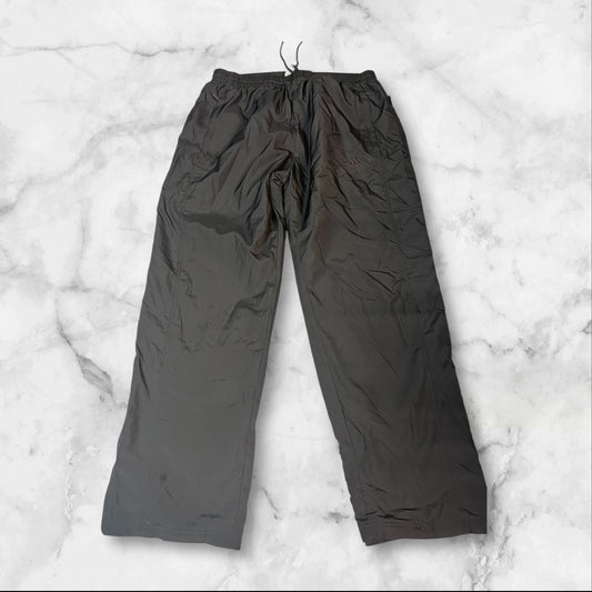 Entdecke unsere Vintage Track Pants von Nike und anderen Marken, erhältlich bei Valuxery.de - Dein Shop für trendige Vintage - Kleidung. Unsere Track Pants sind aus hochwertigen Materialien und