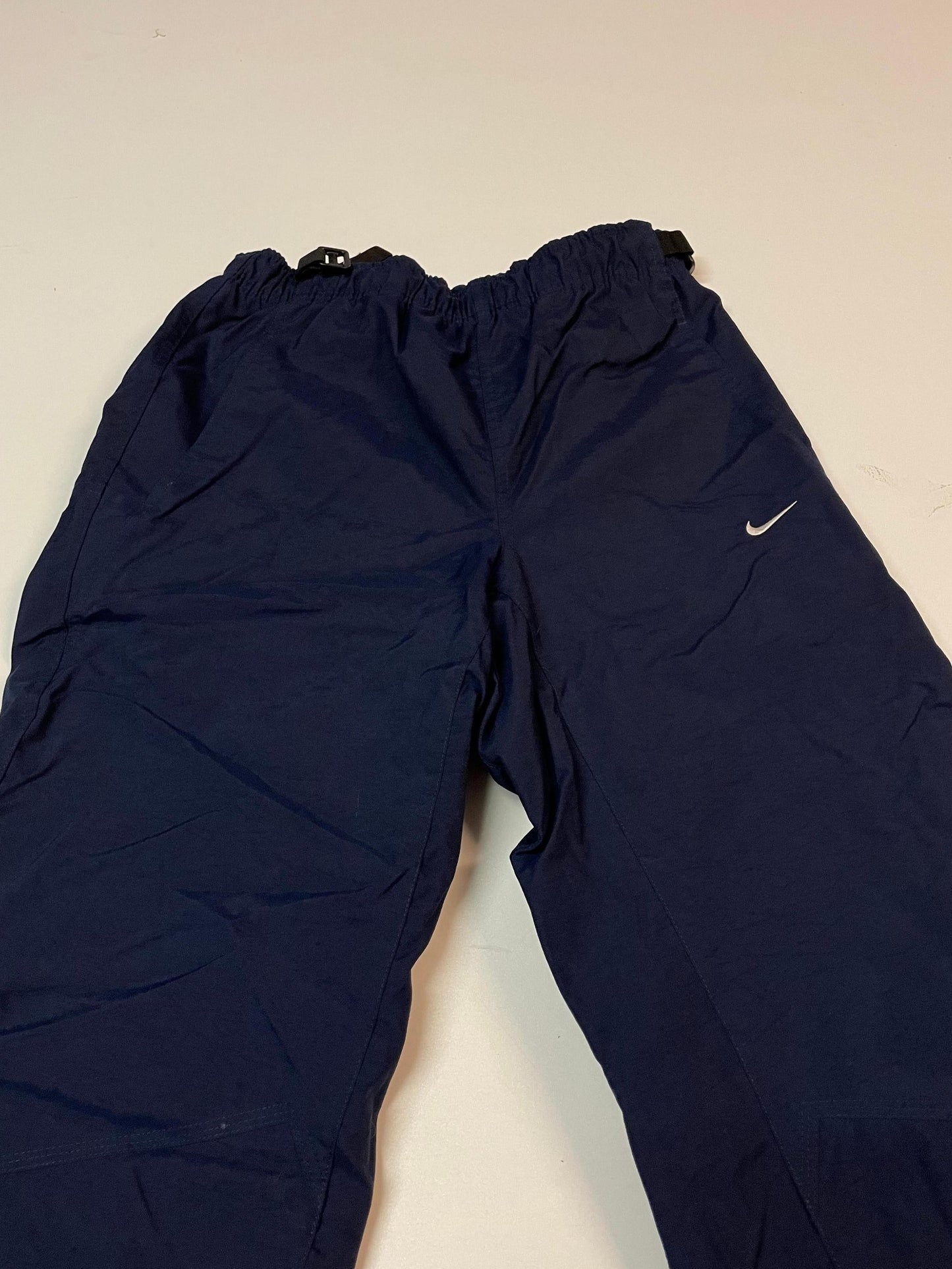 Entdecke unsere Vintage Track Pants von Nike und anderen Marken, erhältlich bei Valuxery.de - Dein Shop für trendige Vintage - Kleidung. Unsere Track Pants sind aus hochwertigen Materialien und