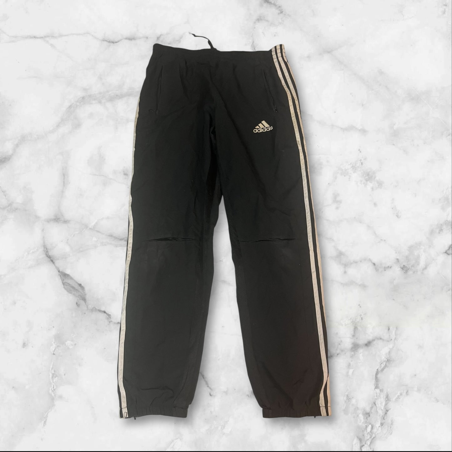 Entdecke unsere Vintage Track Pants von Nike und anderen Marken, erhältlich bei Valuxery.de - Dein Shop für trendige Vintage - Kleidung. Unsere Track Pants sind aus hochwertigen Materialien und