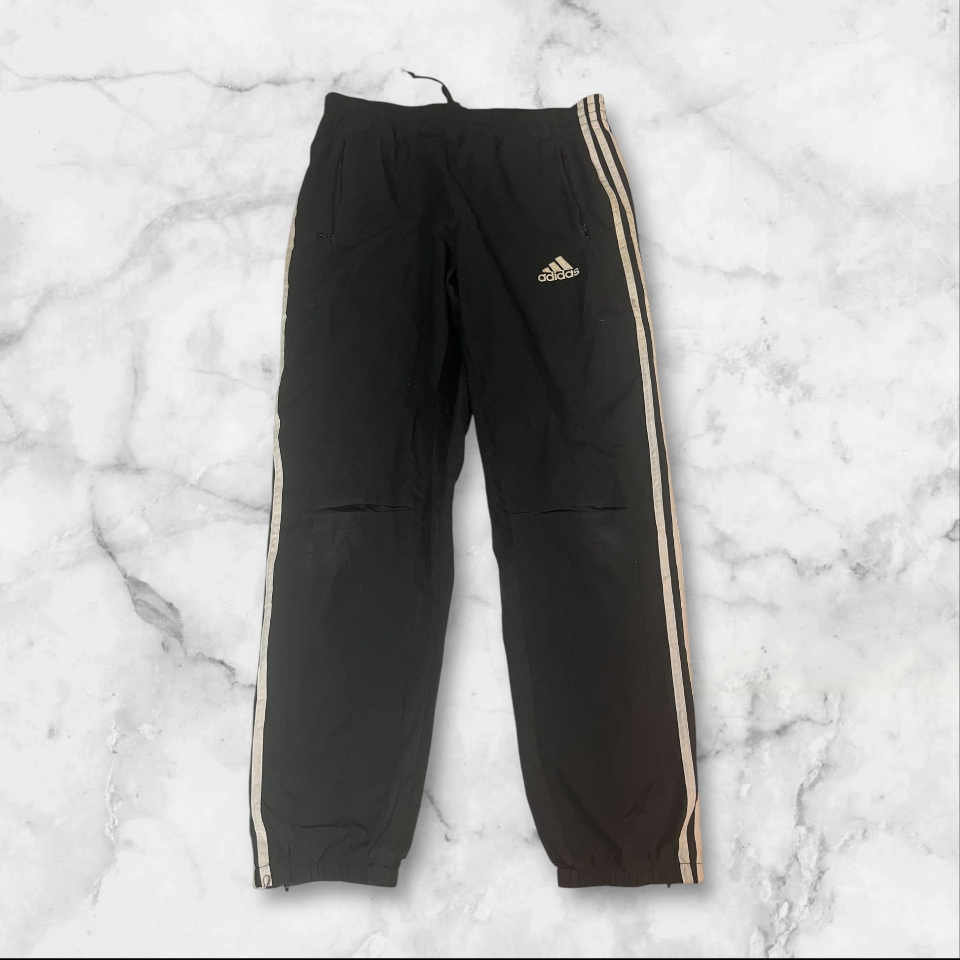Entdecke unsere Vintage Track Pants von Nike und anderen Marken, erhältlich bei Valuxery.de - Dein Shop für trendige Vintage - Kleidung. Unsere Track Pants sind aus hochwertigen Materialien und