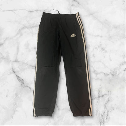 Entdecke unsere Vintage Track Pants von Nike und anderen Marken, erhältlich bei Valuxery.de - Dein Shop für trendige Vintage - Kleidung. Unsere Track Pants sind aus hochwertigen Materialien und
