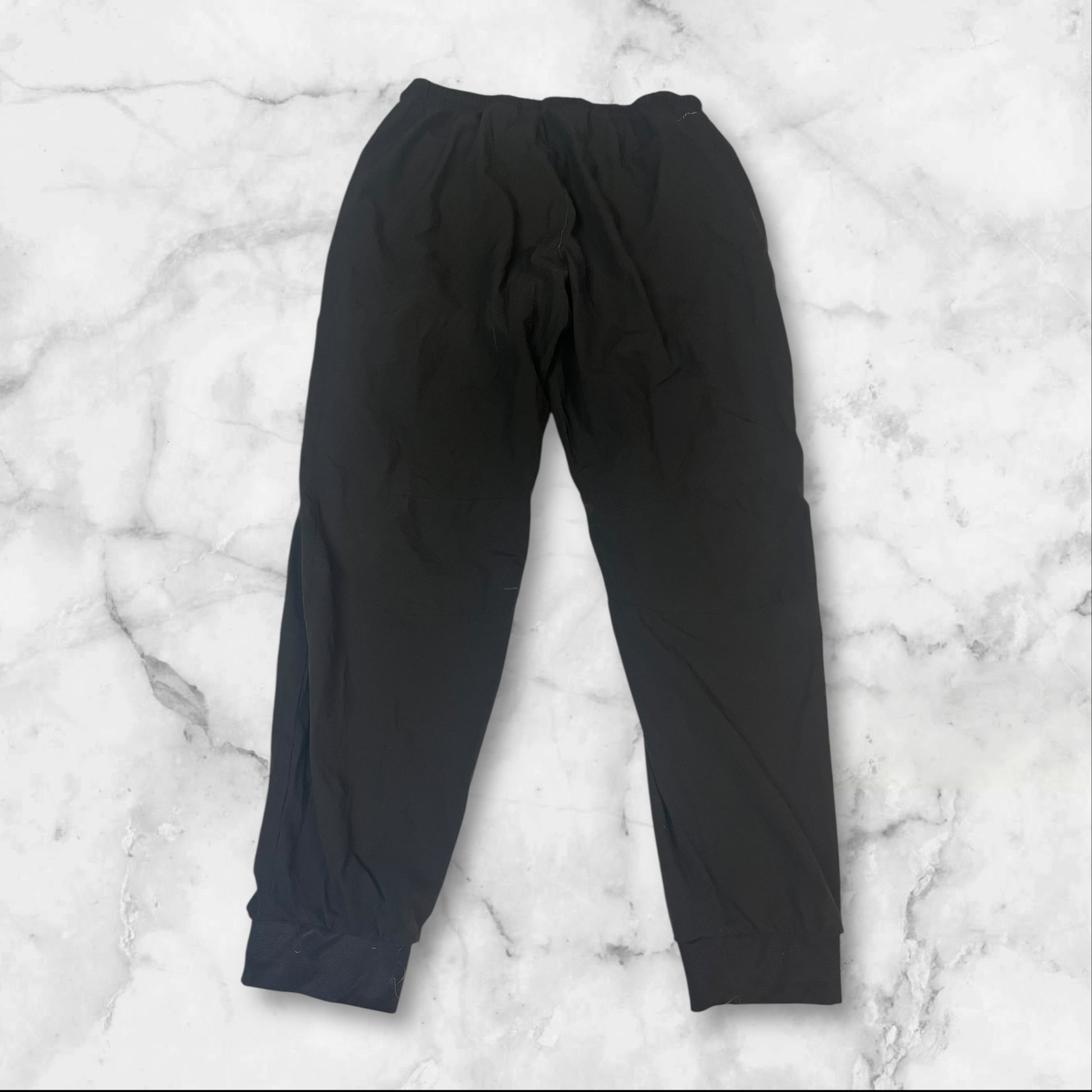 Entdecke unsere Vintage Track Pants von Nike und anderen Marken, erhältlich bei Valuxery.de - Dein Shop für trendige Vintage - Kleidung. Unsere Track Pants sind aus hochwertigen Materialien und