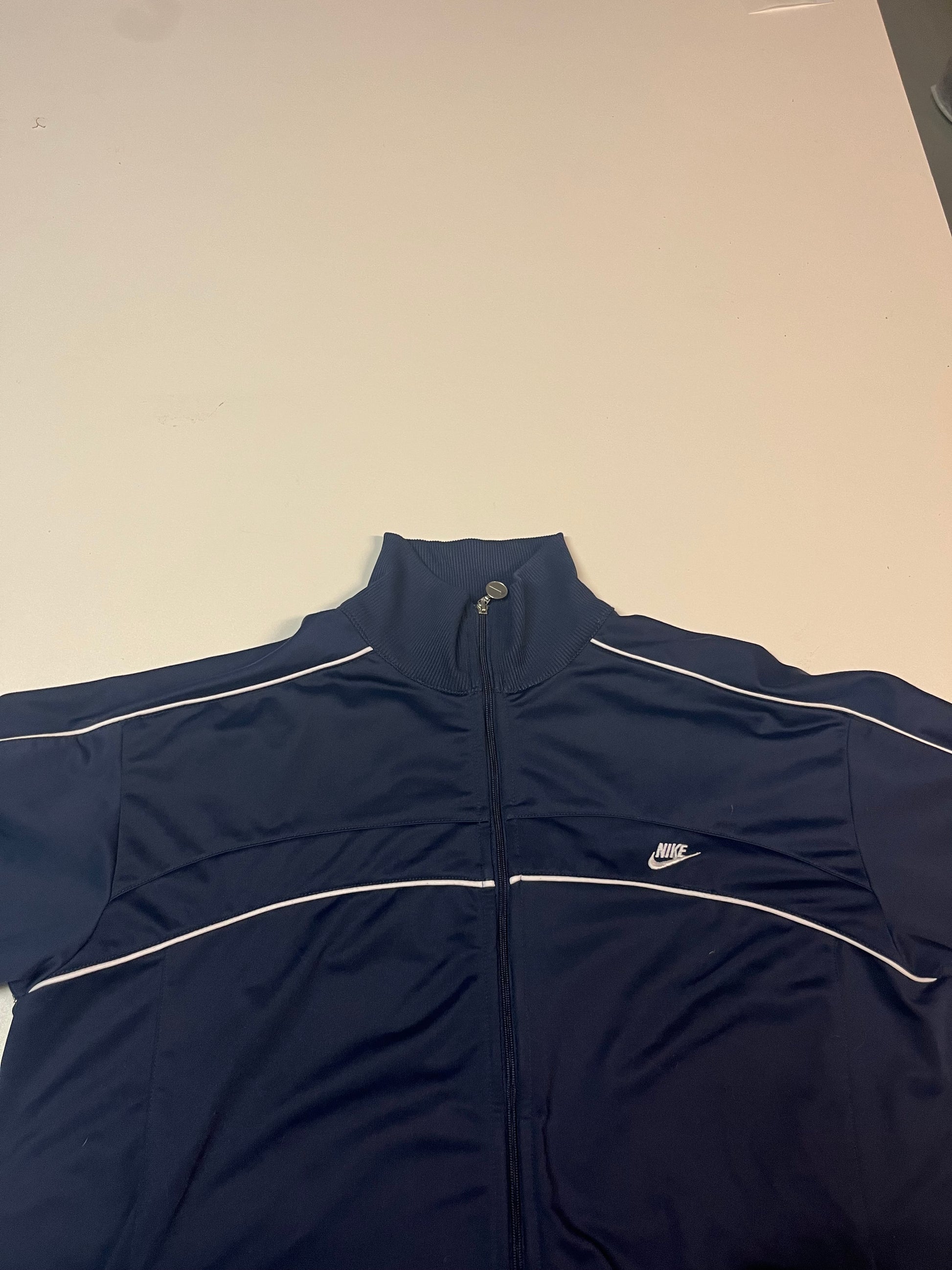 Entdecke unsere Vintage Track Pants von Nike und anderen Marken, erhältlich bei Valuxery.de - Dein Shop für trendige Vintage - Kleidung. Unsere Track Pants sind aus hochwertigen Materialien und