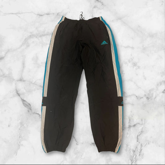 Entdecke unsere Vintage Track Pants von Nike und anderen Marken, erhältlich bei Valuxery.de - Dein Shop für trendige Vintage - Kleidung. Unsere Track Pants sind aus hochwertigen Materialien und