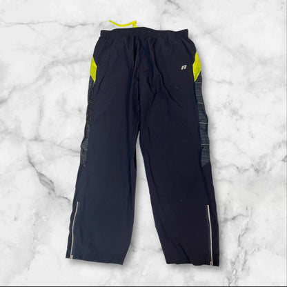 Entdecke unsere Vintage Track Pants von Nike und anderen Marken, erhältlich bei Valuxery.de - Dein Shop für trendige Vintage - Kleidung. Unsere Track Pants sind aus hochwertigen Materialien und