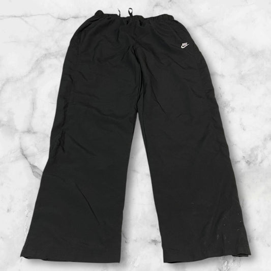 Entdecke unsere Vintage Track Pants von Nike und anderen Marken, erhältlich bei Valuxery.de - Dein Shop für trendige Vintage - Kleidung. Unsere Track Pants sind aus hochwertigen Materialien und