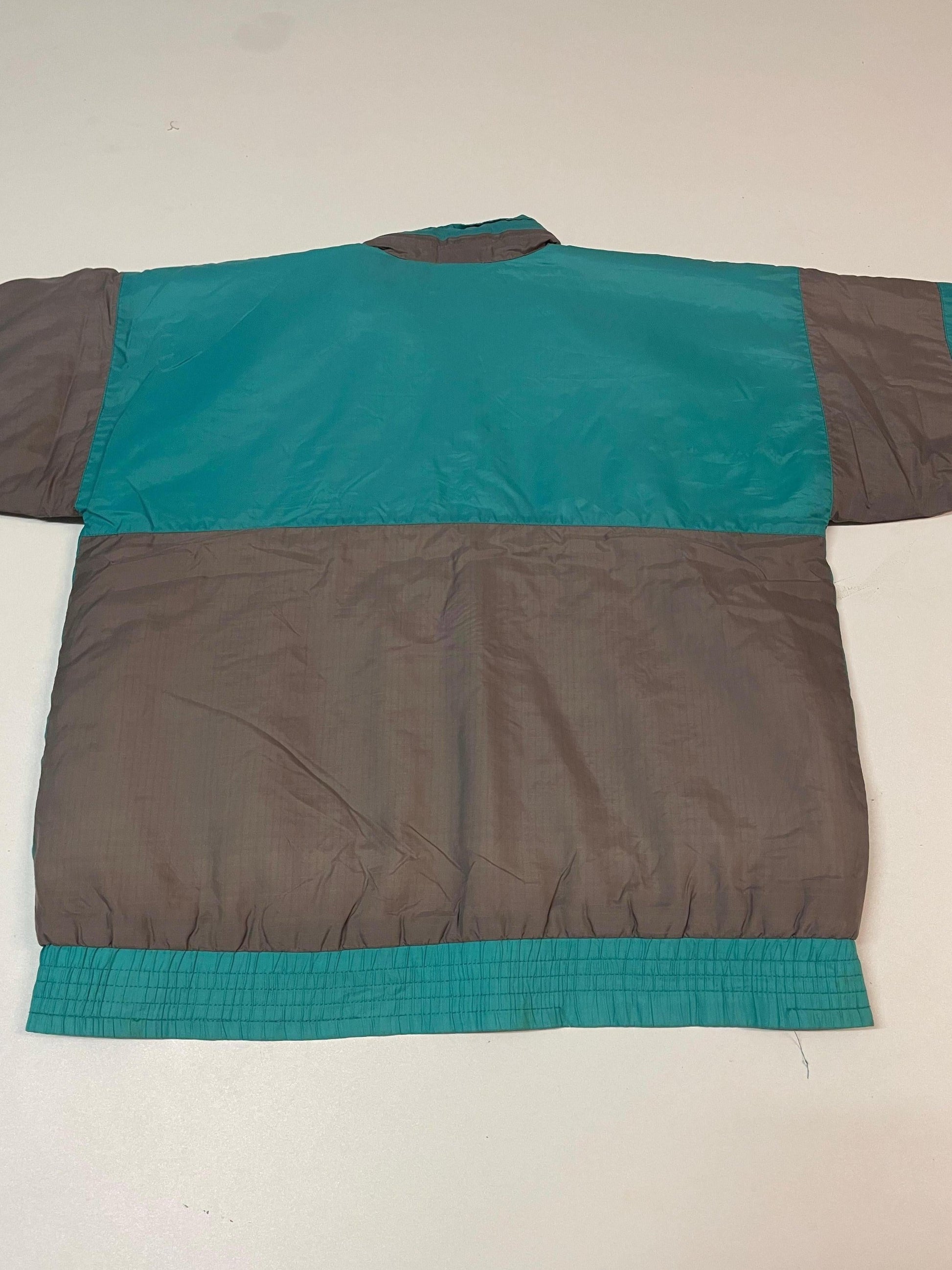 Entdecke unsere Vintage Track Pants von Nike und anderen Marken, erhältlich bei Valuxery.de - Dein Shop für trendige Vintage - Kleidung. Unsere Track Pants sind aus hochwertigen Materialien und