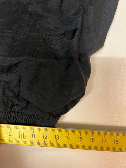 Entdecke unsere Vintage Track Pants von Nike und anderen Marken, erhältlich bei Valuxery.de - Dein Shop für trendige Vintage - Kleidung. Unsere Track Pants sind aus hochwertigen Materialien und