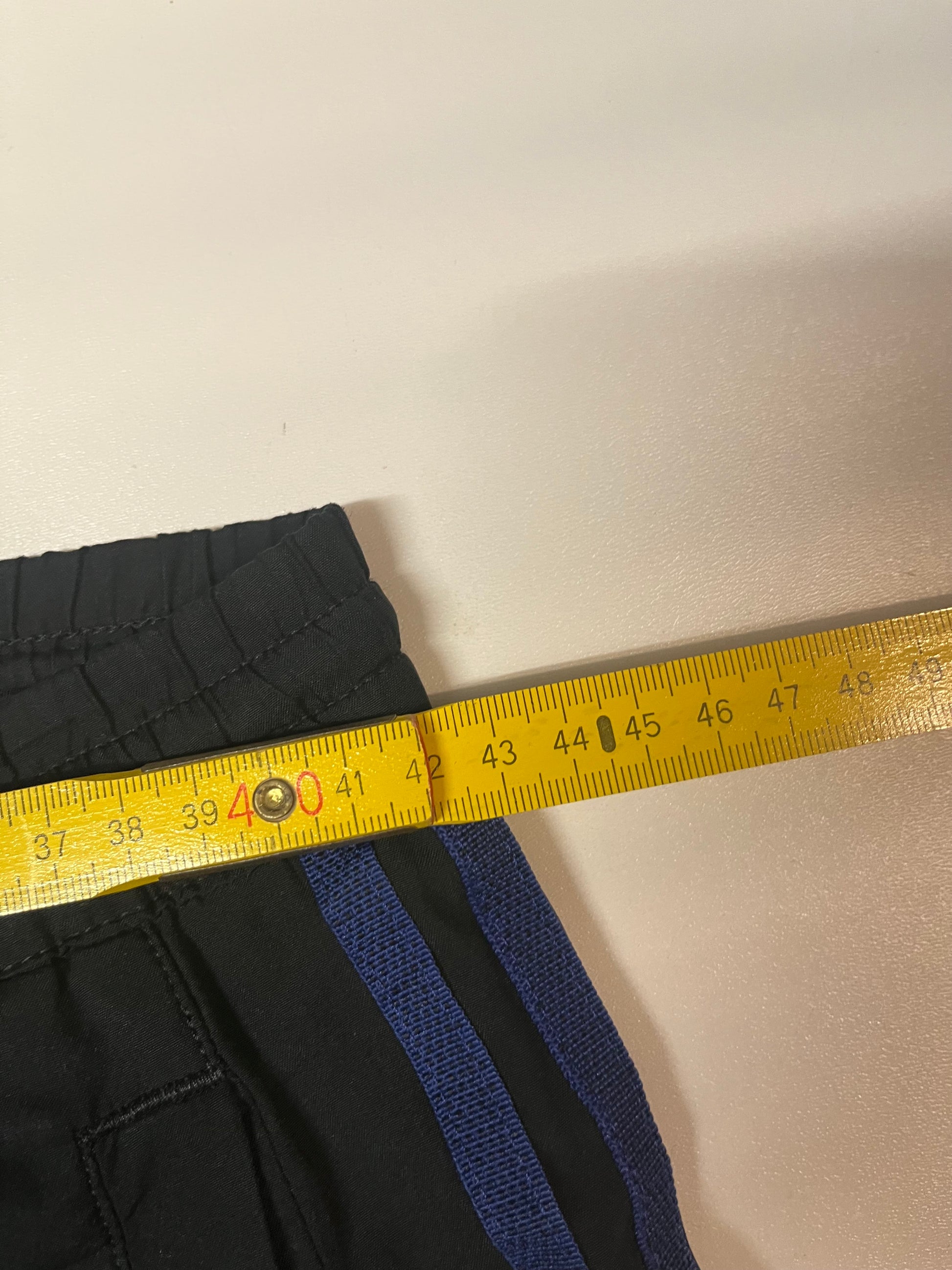 Entdecke unsere Vintage Track Pants von Nike und anderen Marken, erhältlich bei Valuxery.de - Dein Shop für trendige Vintage - Kleidung. Unsere Track Pants sind aus hochwertigen Materialien und