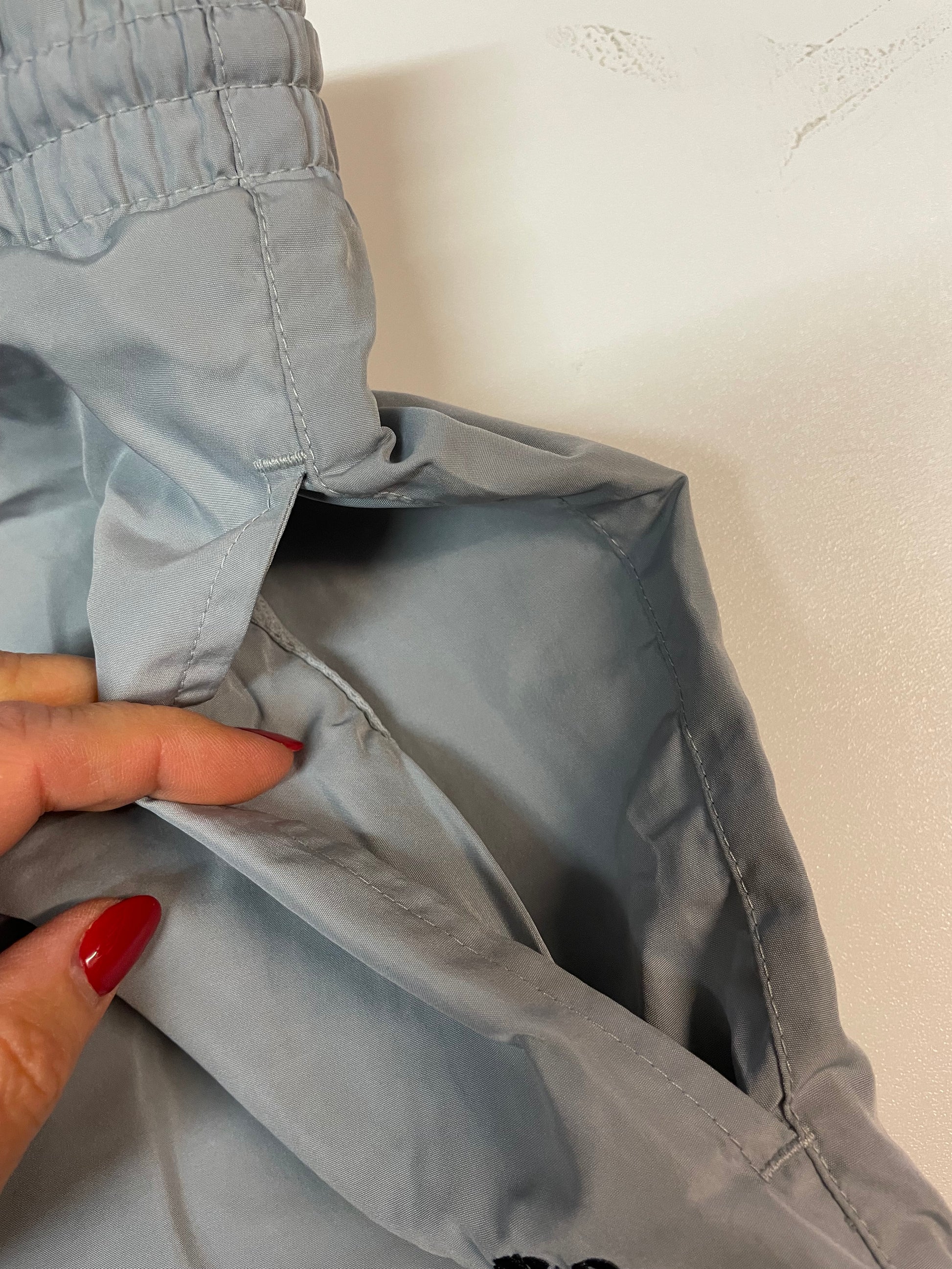 Entdecke unsere Vintage Track Pants von Nike und anderen Marken, erhältlich bei Valuxery.de - Dein Shop für trendige Vintage - Kleidung. Unsere Track Pants sind aus hochwertigen Materialien und