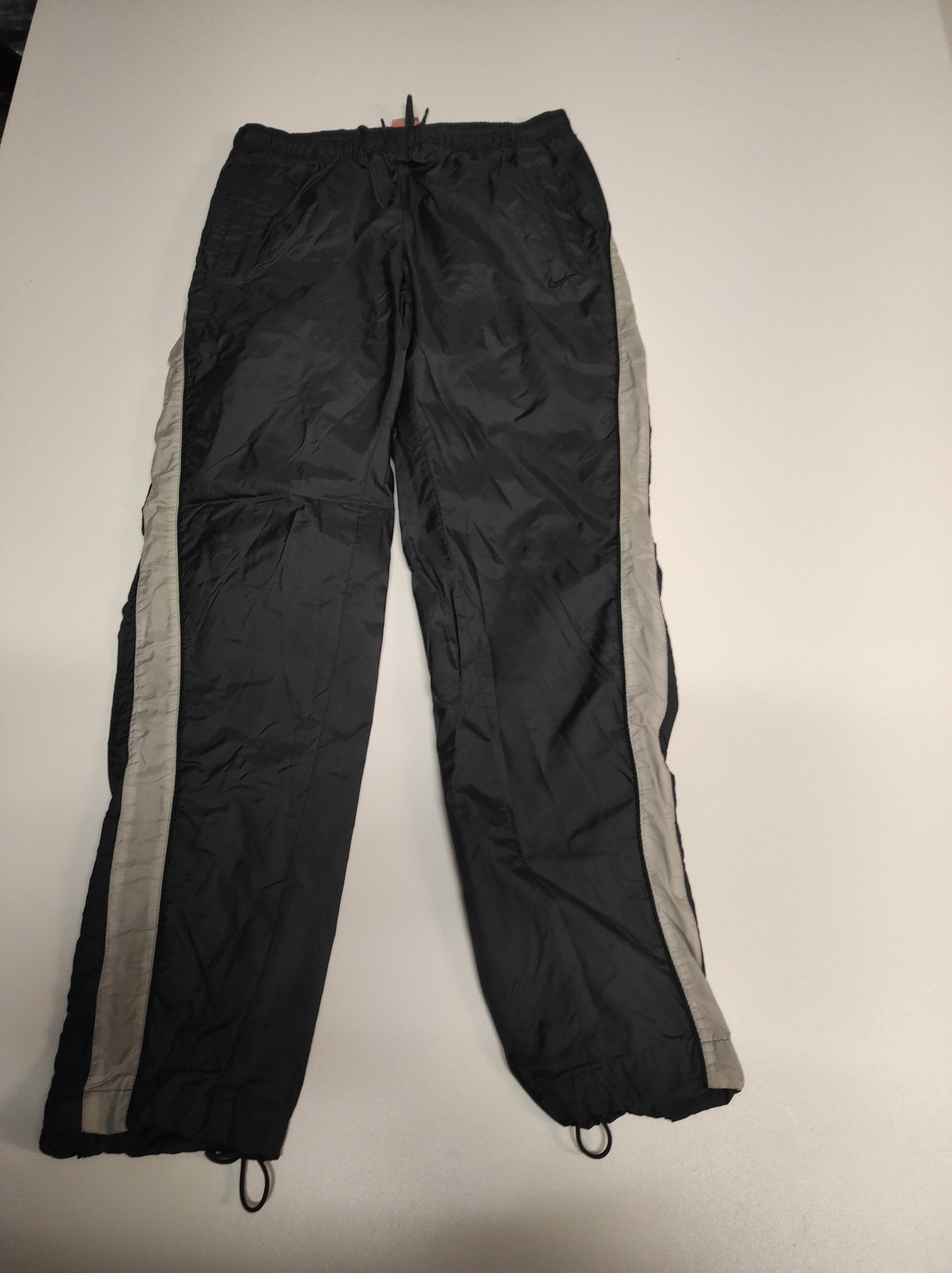 Entdecke unsere Vintage Track Pants von Nike und anderen Marken, erhältlich bei Valuxery.de - Dein Shop für trendige Vintage - Kleidung. Unsere Track Pants sind aus hochwertigen Materialien und