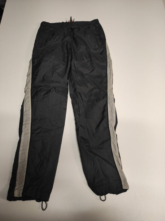Entdecke unsere Vintage Track Pants von Nike und anderen Marken, erhältlich bei Valuxery.de - Dein Shop für trendige Vintage - Kleidung. Unsere Track Pants sind aus hochwertigen Materialien und