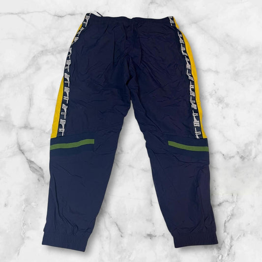 Entdecke unsere Vintage Track Pants von Nike und anderen Marken, erhältlich bei Valuxery.de - Dein Shop für trendige Vintage - Kleidung. Unsere Track Pants sind aus hochwertigen Materialien und